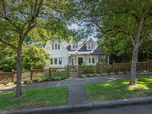 Building Photo - Gorgeous Victorian Home Ready to Rent! Hug...