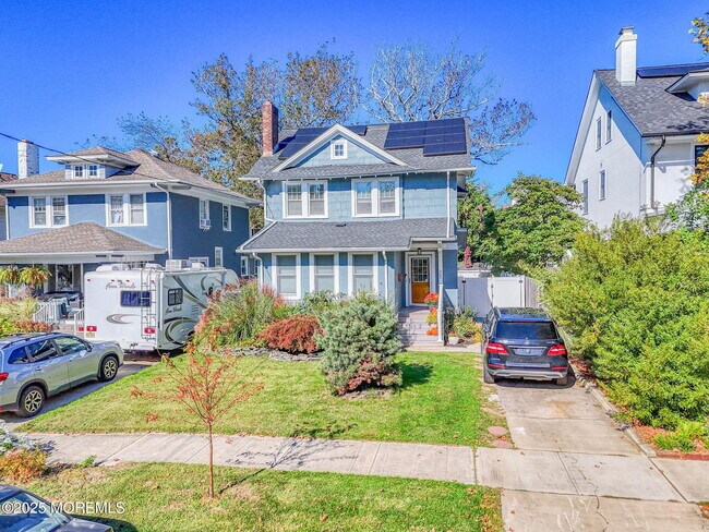 Building Photo - 705 7th Ave