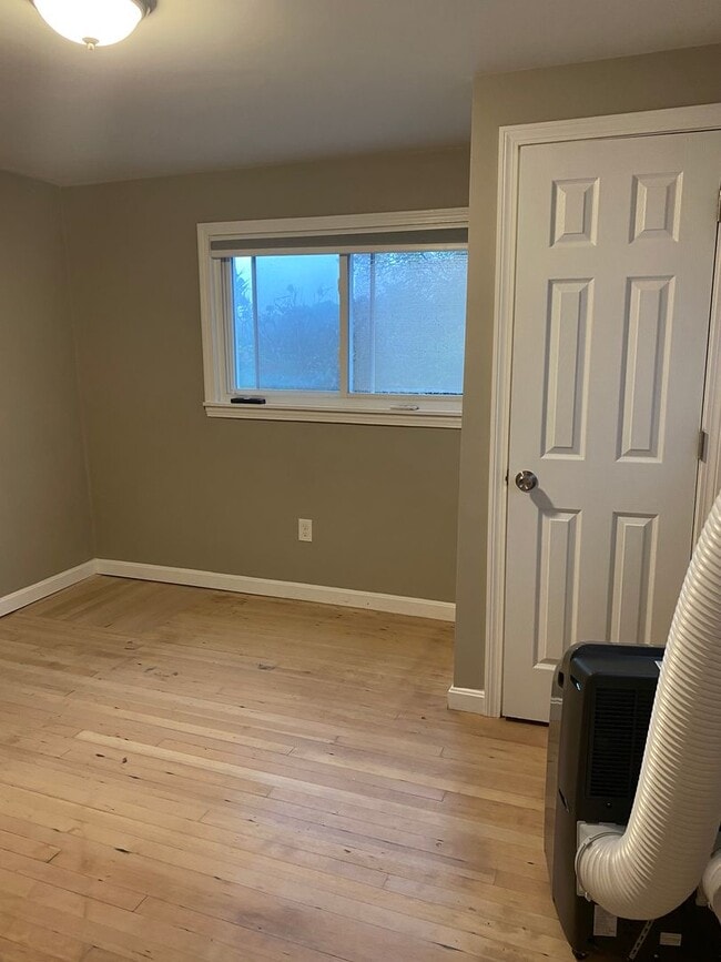 Building Photo - Waterfront Cottage in Oakland Beach