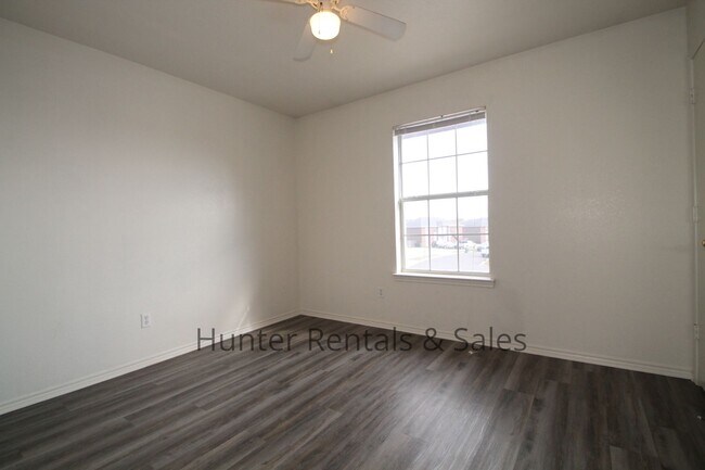 Building Photo - 1710 Spring Rose Cir