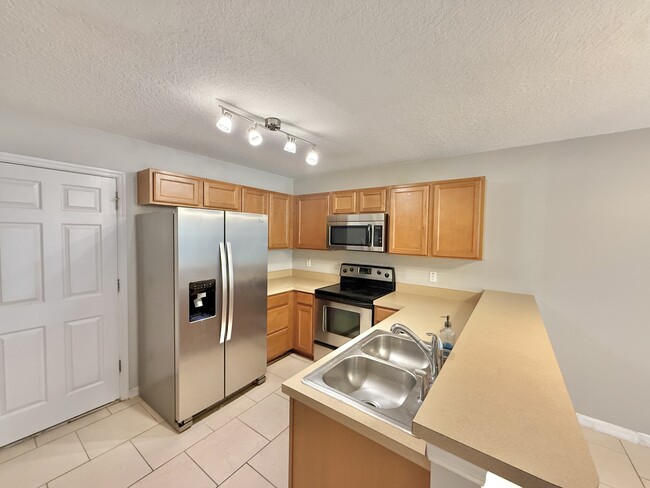 Building Photo - 609 Cresting Oak Cir