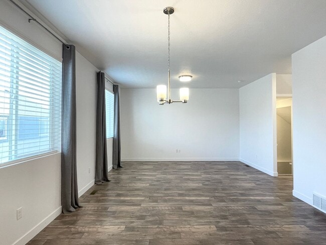 Building Photo - HOLIDAY MOVE IN SPECIAL!