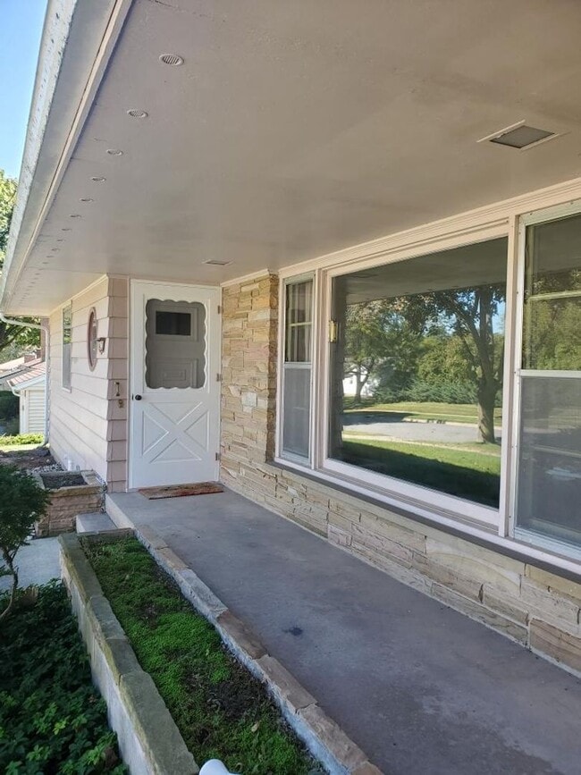Building Photo - 2 Bedroom Single Family Home, Fall Move In!
