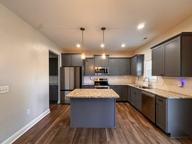 Building Photo - Stunning 4 Bed 2.5 Bath Home in Moore County