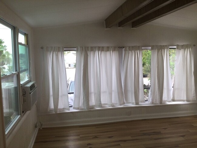 Building Photo - 2 Bedroom 1 Bath Home Located in Seaside R...