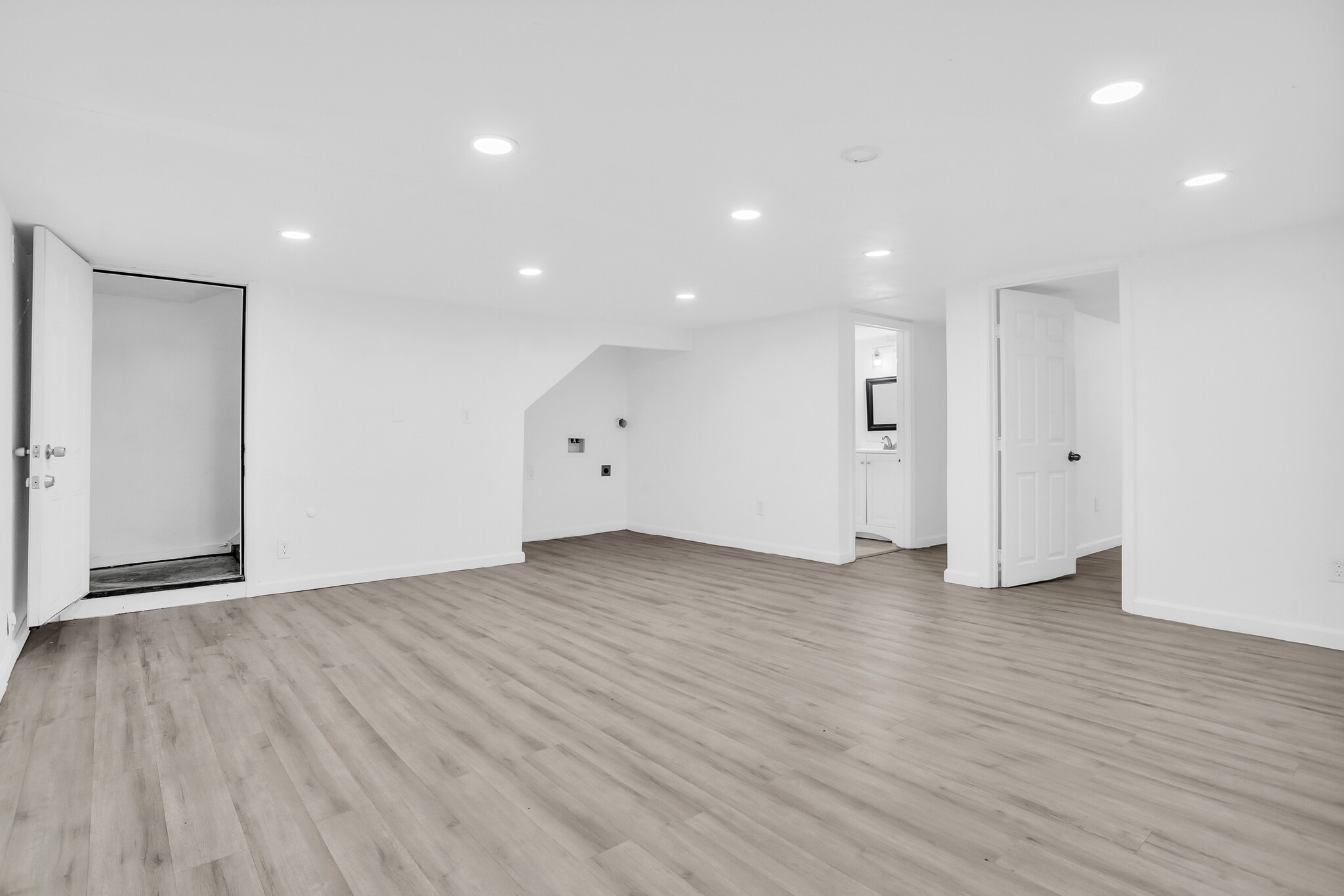 Building Photo - 2737 Stuart Dr