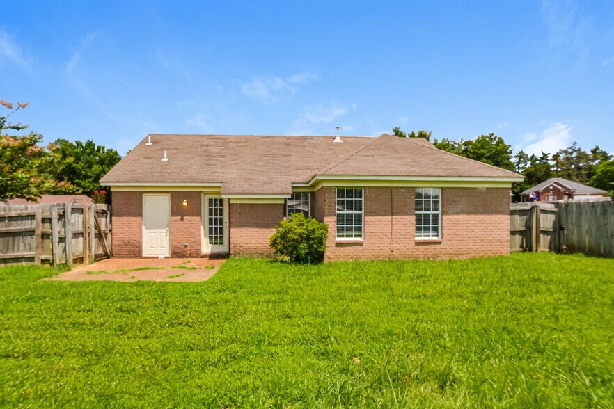 Building Photo - 200 Village Dr