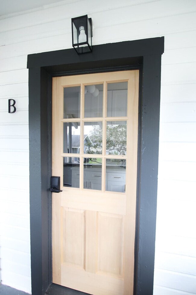 Building Photo - 102 W Emma St