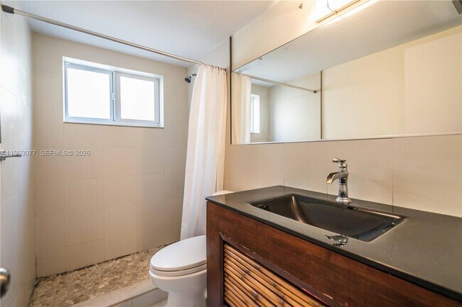 Building Photo - 1940 Biarritz Dr