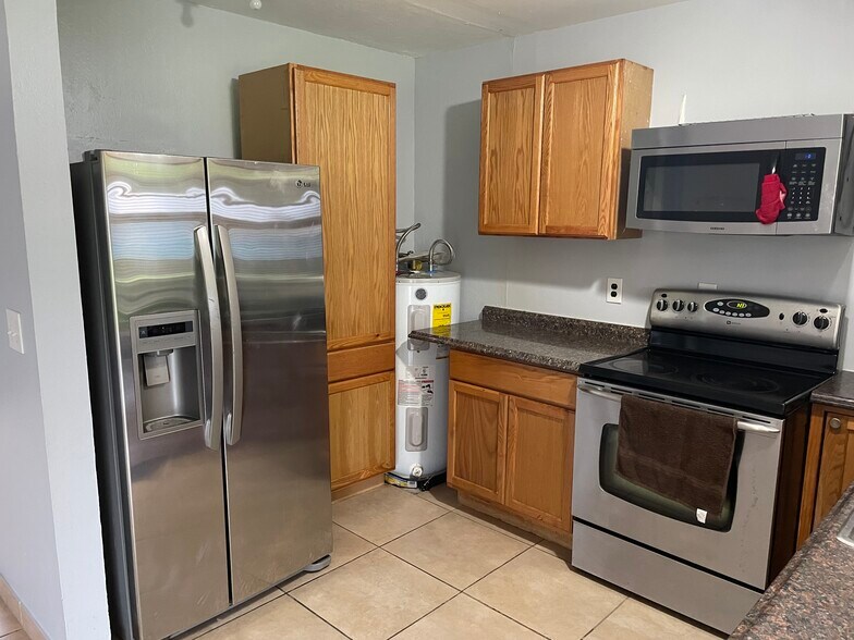 Primary Photo - 413 NE 24th Pl