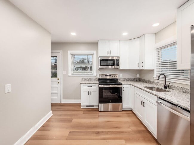 Building Photo - 2475 Swansea Rd