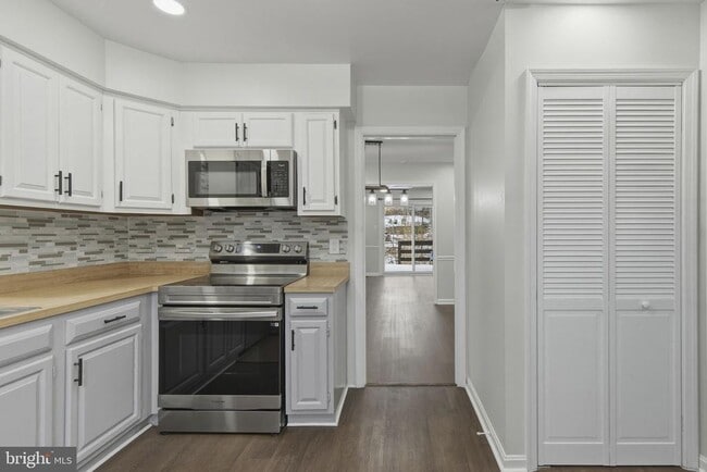 Building Photo - 910 Candlelight Ct