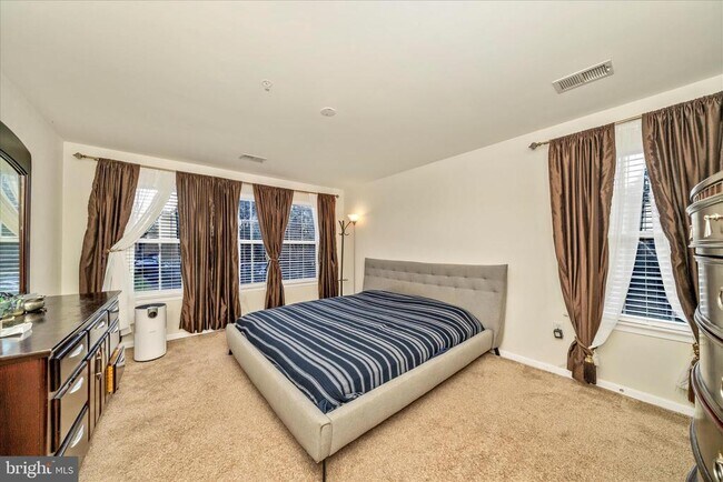 Building Photo - 6520 Lake Park Dr