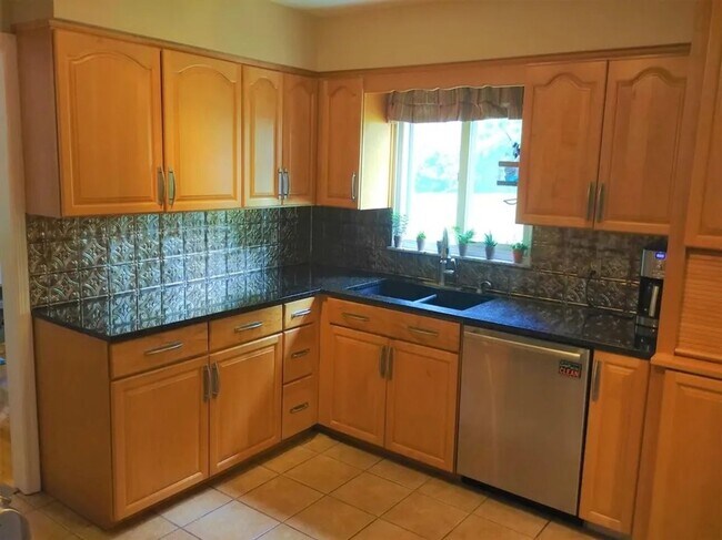 Building Photo - 8424 Holiday Hills Dr