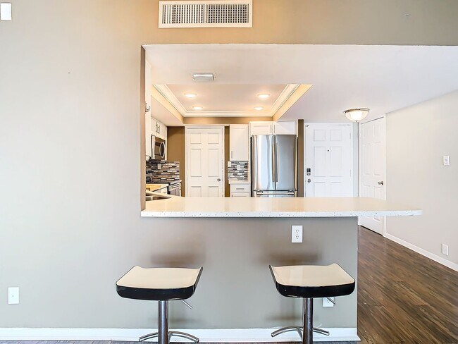 Building Photo - 7400 Sun Island Dr S