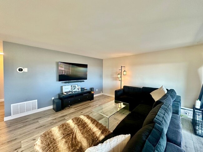 Building Photo - Spacious 3 Bedroom Townhome near USD!! Par...