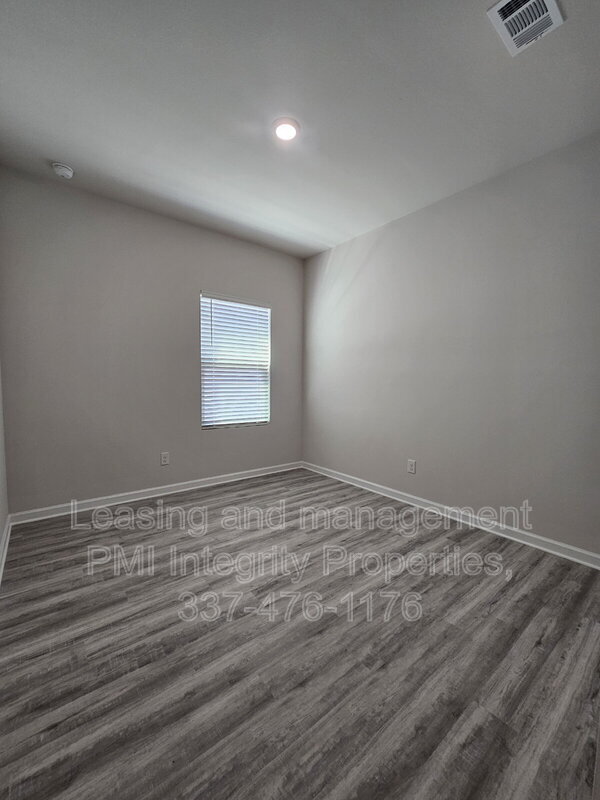 Building Photo - 932 Renova Dr