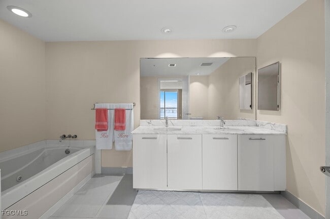 Building Photo - 3000 Oasis Grand Blvd