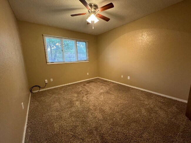 Building Photo - Beautiful duplex in South Lubbock