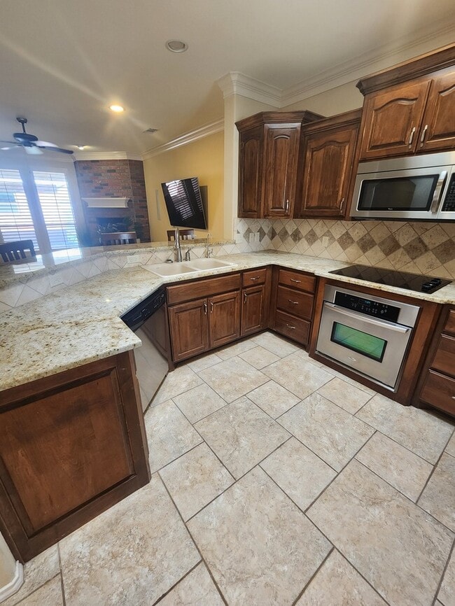 Building Photo - 3 bed 2 bath patio home, 3 car garage!