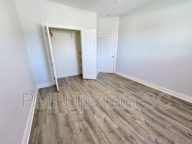 Building Photo - 1039 Blythwood Dr