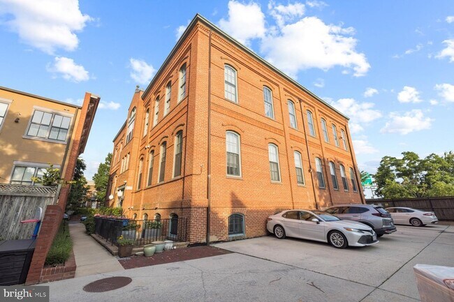 Building Photo - 725 5th St SE