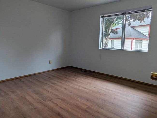 Building Photo - West of Lake Meridian, Easy Commute & Clos...