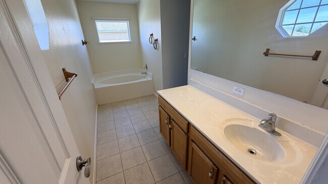 Building Photo - 5002 Strada Dr