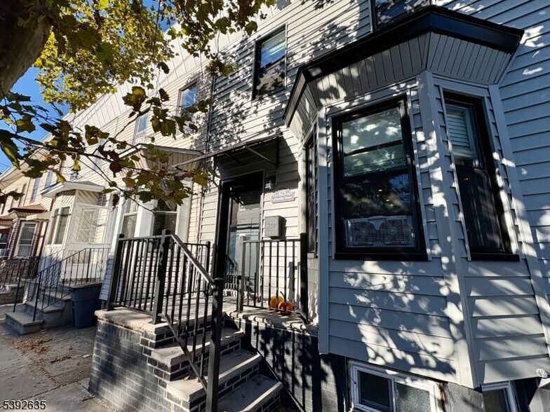 Primary Photo - 425 Lafayette St