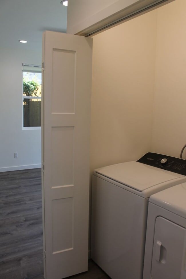 Building Photo - New and clean rear unit in duplex