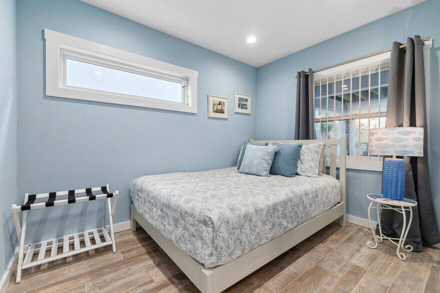 Building Photo - 11 Comares Ave S