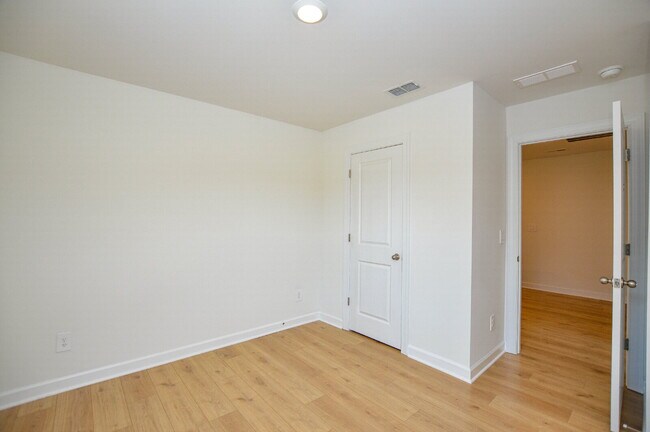 Building Photo - 266 Tiger Lily Dr