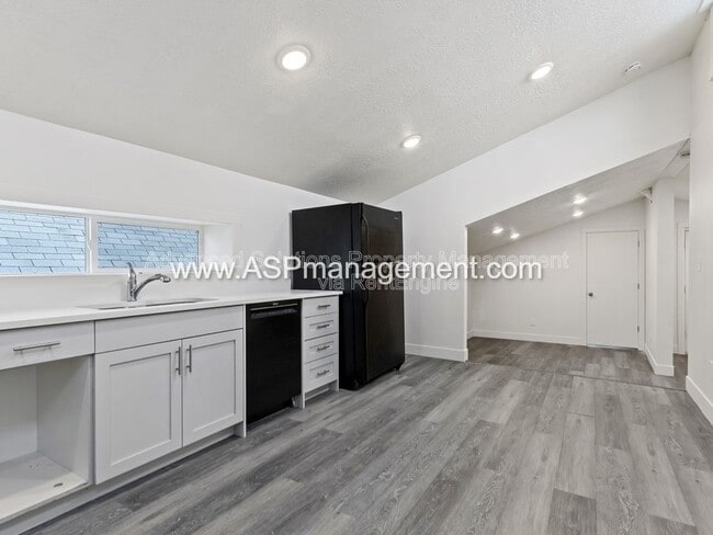 Building Photo - 567 S 800 E