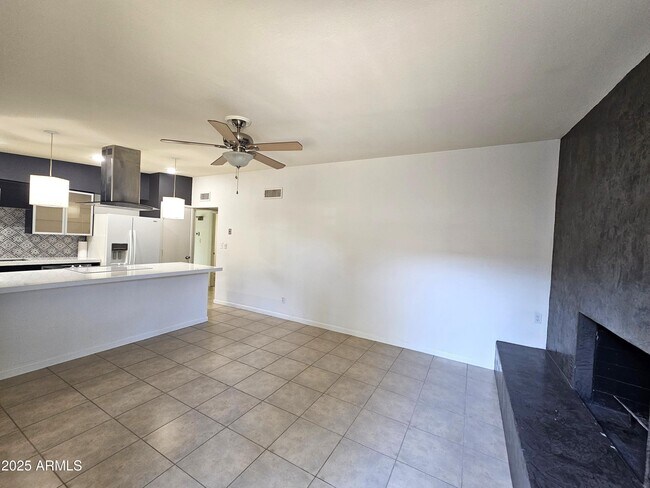 Building Photo - 2428 E La Jolla Dr