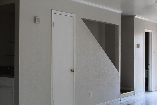 Building Photo - 11000 Kinghurst Dr
