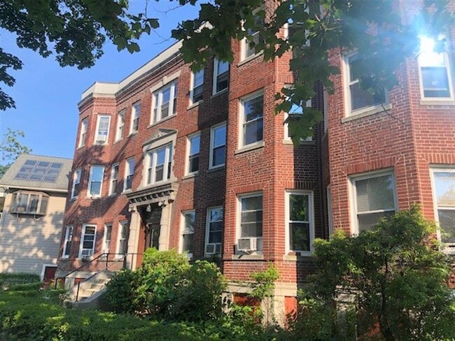 Building Photo - 92 Kirkland St