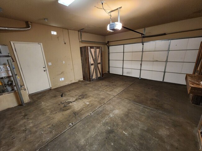 Building Photo - Stunning 4 Bed 3 Bath 2 Story Home with Loft