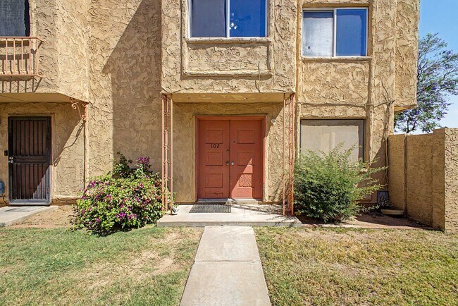Building Photo - ***INCREDIBLE TOWNHOME with ALL appliances & water, sewer, trash INCLUDED!