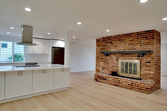 Building Photo - 4 bedroom Home on Highland St in Tacoma - APPLICATION PENDING