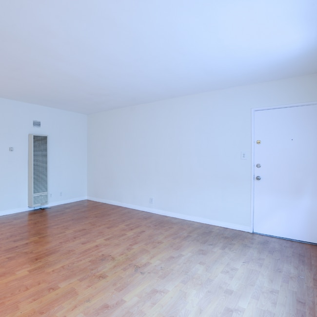 Building Photo - Convenient Downstairs 2-Bedroom Unit in Sun Valley!