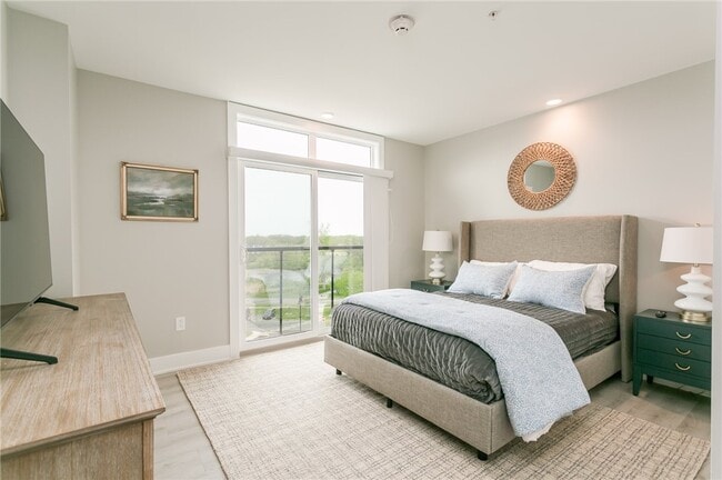 Building Photo - 205 Lakeshore Dr