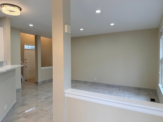 Building Photo - 431 Pine Lake Cir