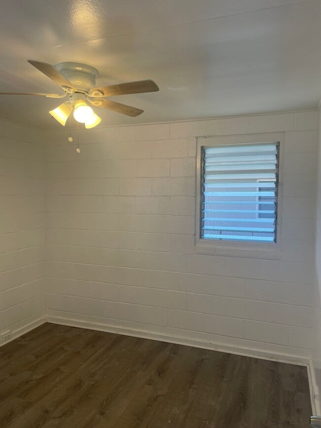 Building Photo - Moiliili/University - Hausten St - 2 Bdrm/1 Bath/No Prkg - $1600