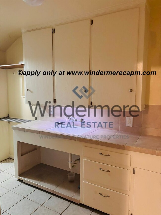 Building Photo - Charming studio home in North Oak Park