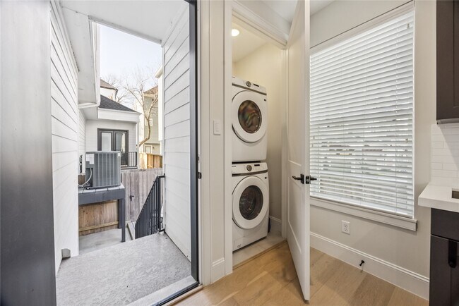 Building Photo - 1127 W 16th St