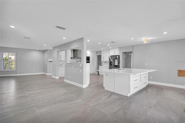 Building Photo - 3944 Doral Dr