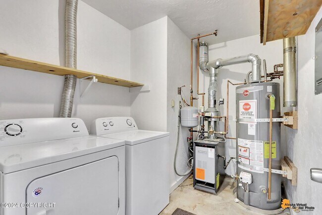 Building Photo - The Single-Family Alternative: 4BD/2BA Triplex Unit with Modern Comforts