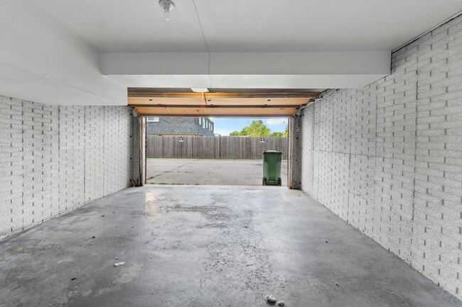 Building Photo - 2 bedroom 1 bath apartment