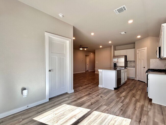 Building Photo - Move-In Ready Home with Open Layout & Outdoor Entertaining Space