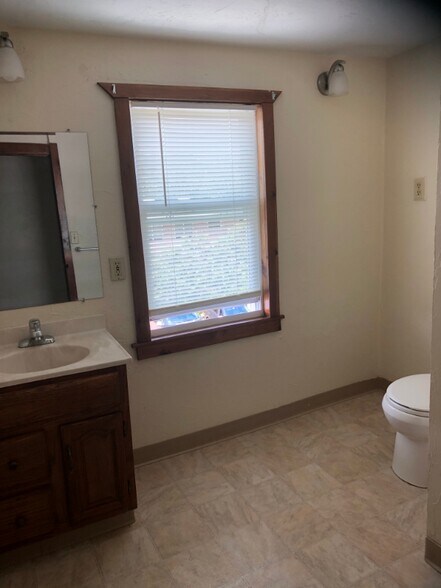 Building Photo - 15 Riverlin St